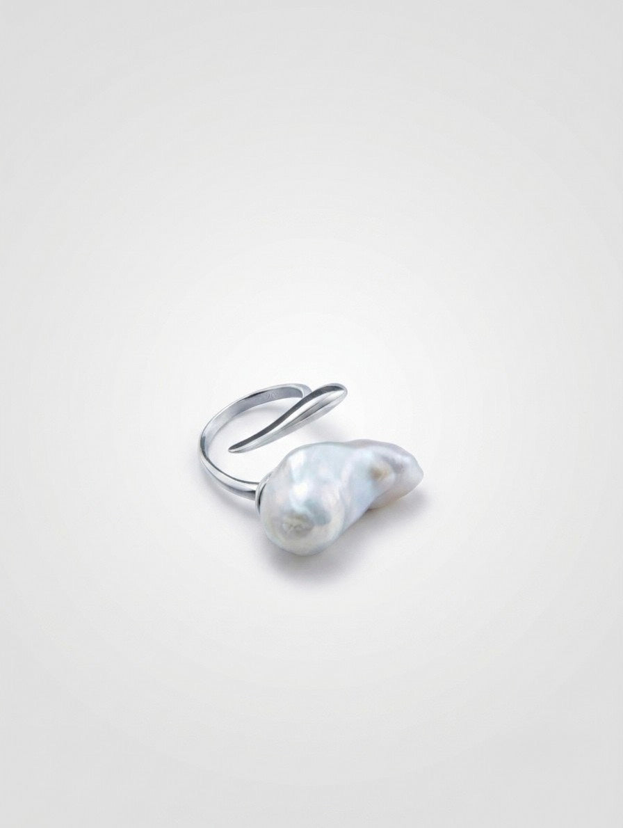 CLÉO SCULPTURAL LARGE BAROQUE PEARL RING