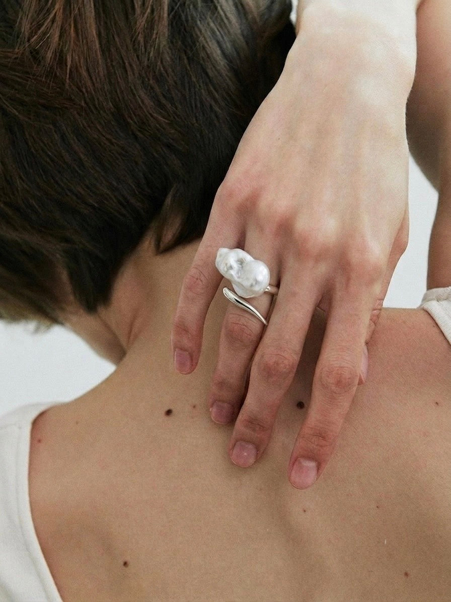 CLÉO SCULPTURAL LARGE BAROQUE PEARL RING