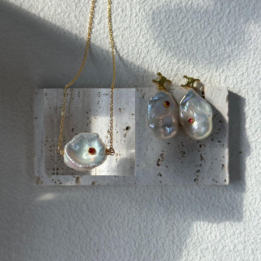 
                      
                        18K Gold Baroque Petal Pearl & Ruby Necklace｜Ruby Bloom
                      
                    