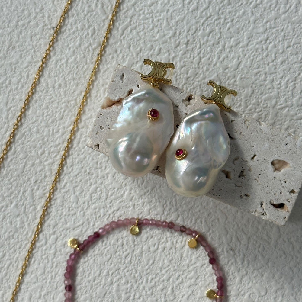 
                      
                        18K Gold Baroque Pearl & Ruby Earrings｜Ruby Bloom
                      
                    