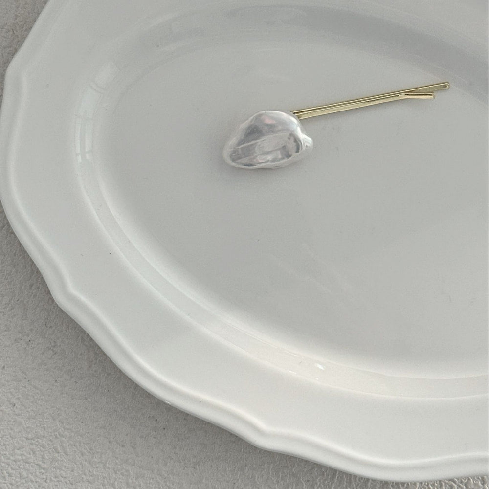 
                      
                        Elegant Baroque pearl hair clip on a white plate, perfect for stylish hair accessories
                      
                    