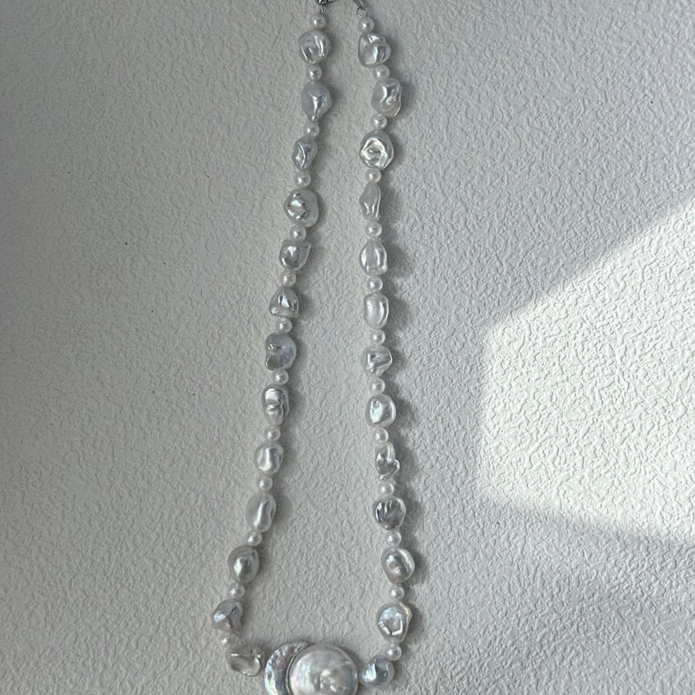 
                      
                        Elegant baroque pearl necklace featuring a variety of unique shapes and sizes for a sophisticated look
                      
                    