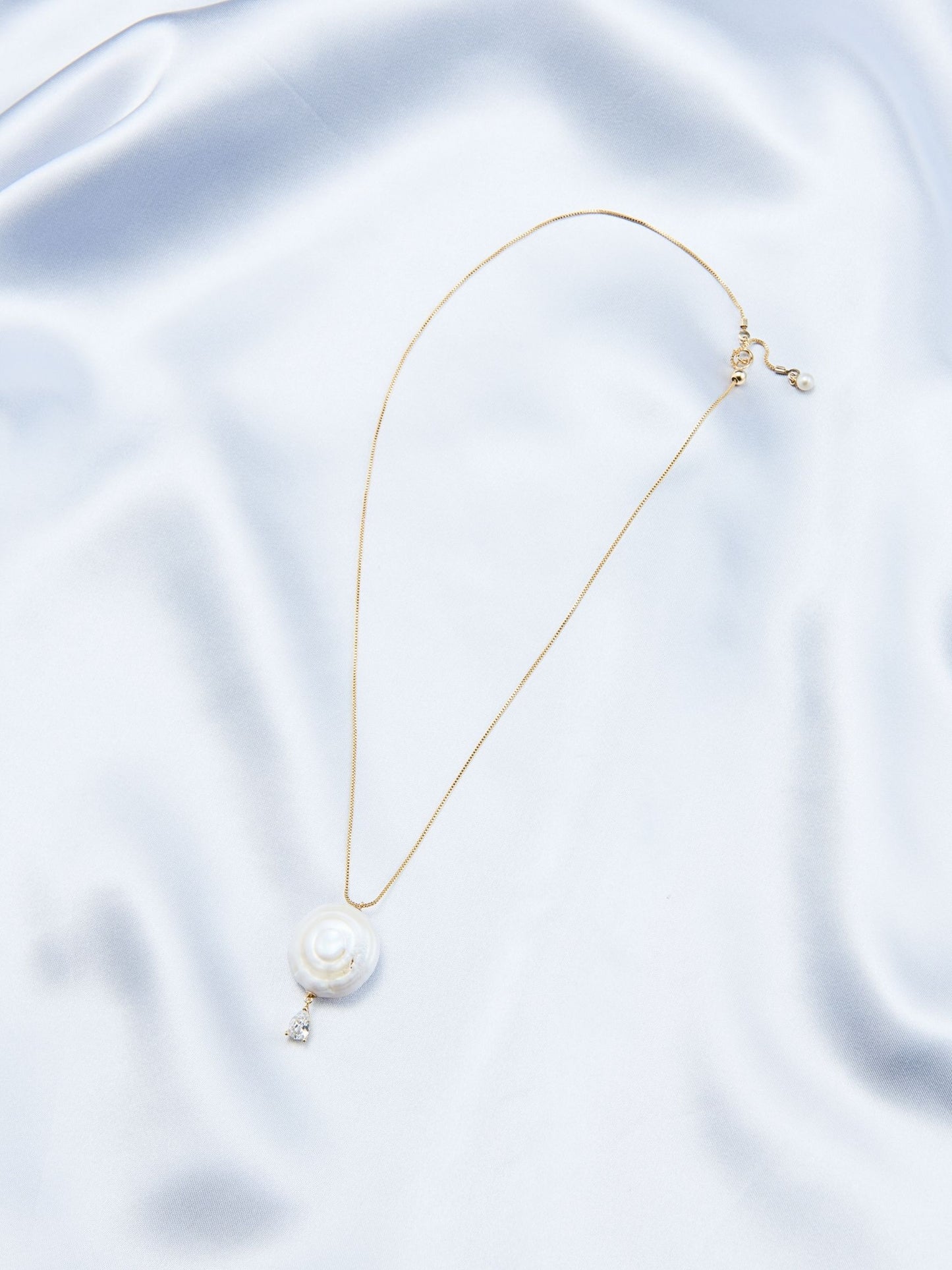 Elegant Pearlra disc baroque necklace with a round pearl pendant and a delicate gold chain