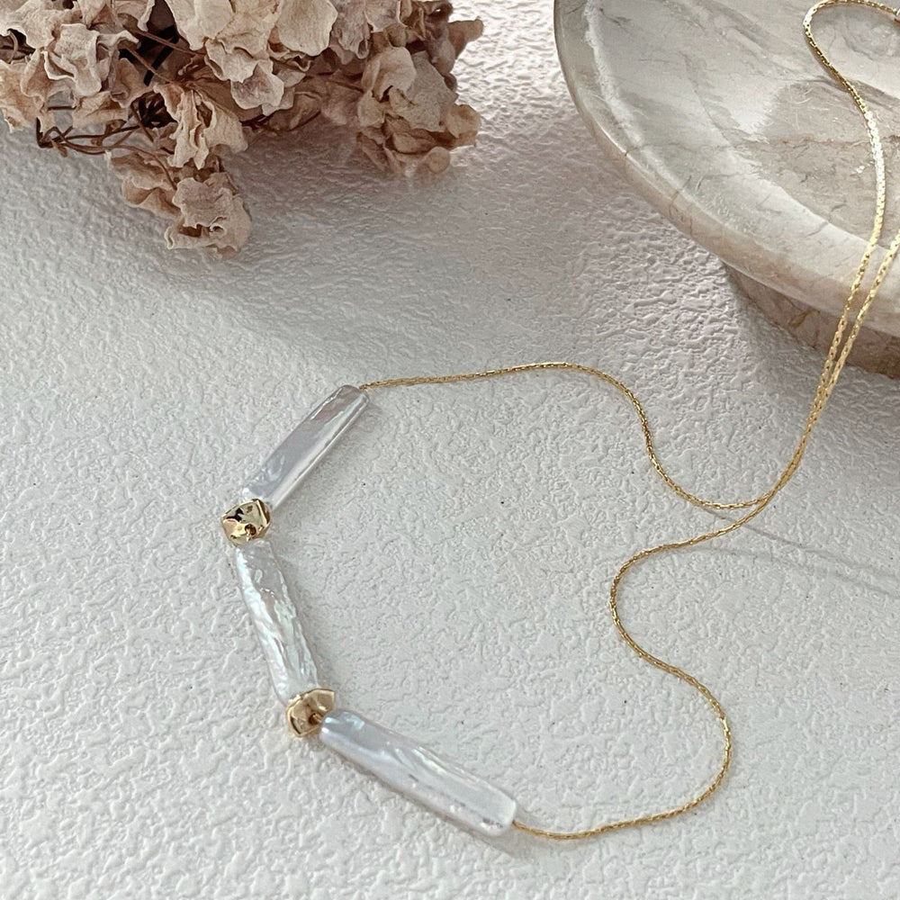 
                      
                        Elegant baroque necklace with natural pearls and a gold chain for a sophisticated look
                      
                    