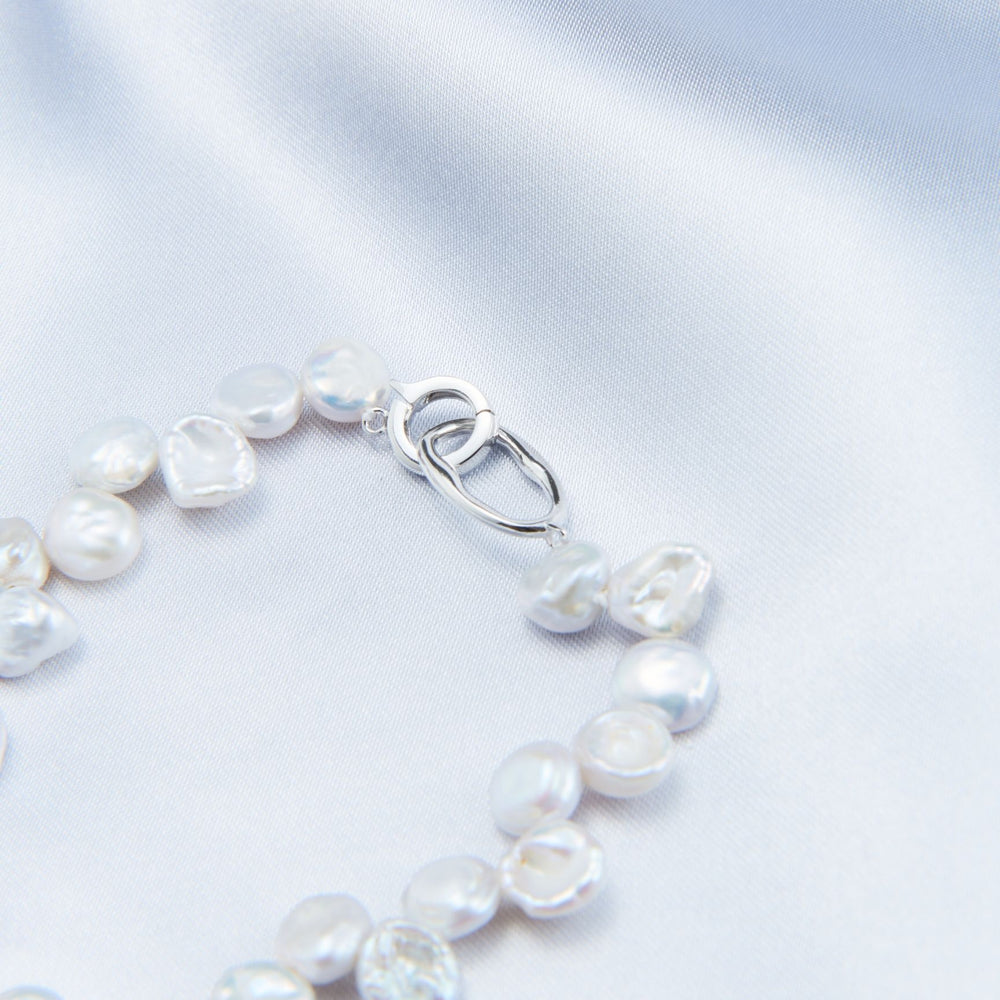 
                      
                        Elegant Keshi pearl bracelet with a secure clasp, showcasing lustrous natural pearls
                      
                    