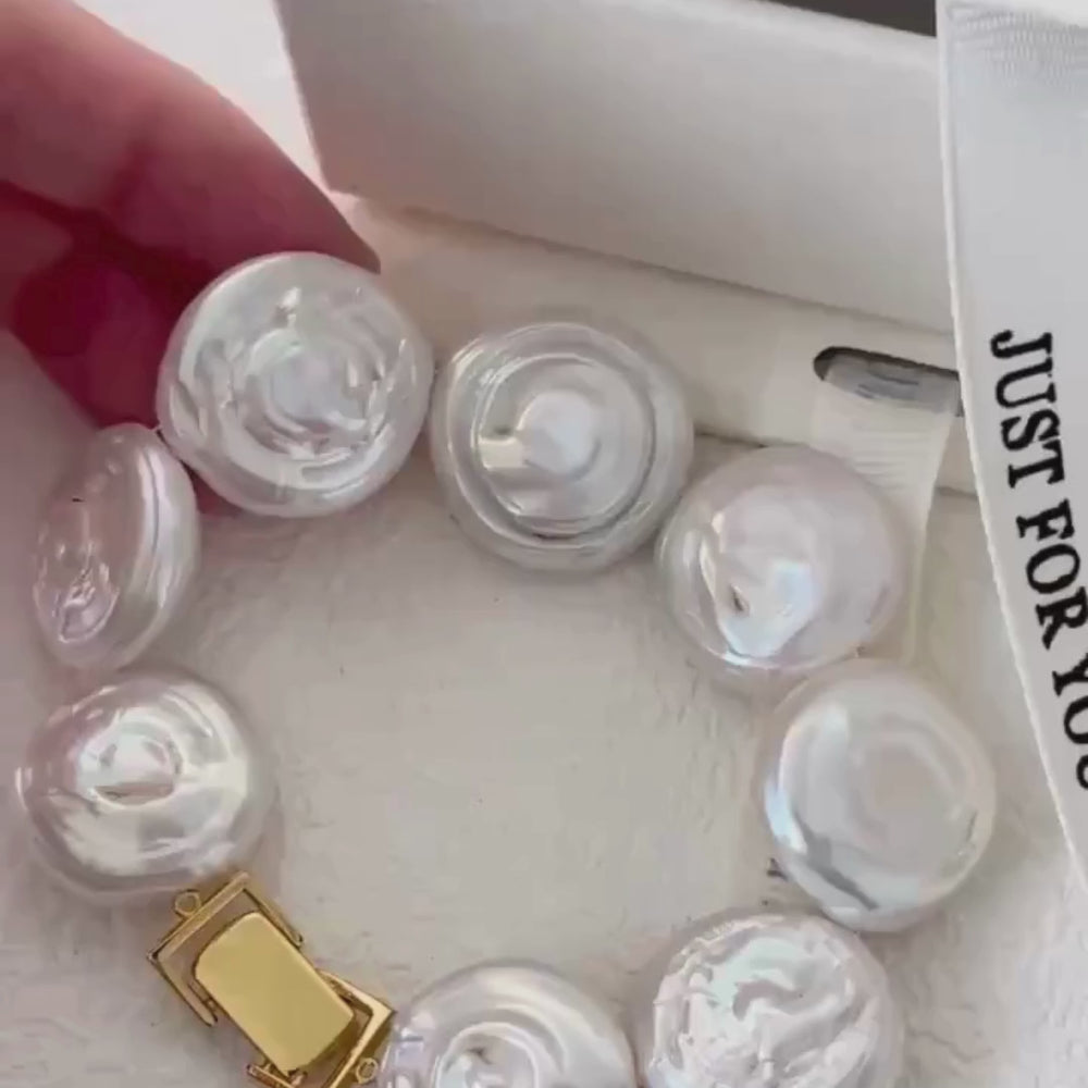 
                      
                        Load and play video in Gallery viewer, 18K Gold Baroque Pearl Bracelet｜Timeless Grace
                      
                    
