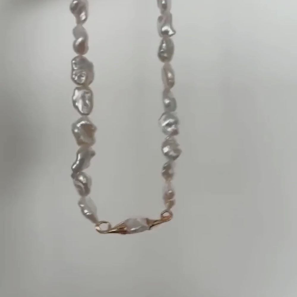 
                      
                        Load and play video in Gallery viewer, 18K Gold Baroque Pearls Necklace｜Libra Series
                      
                    
