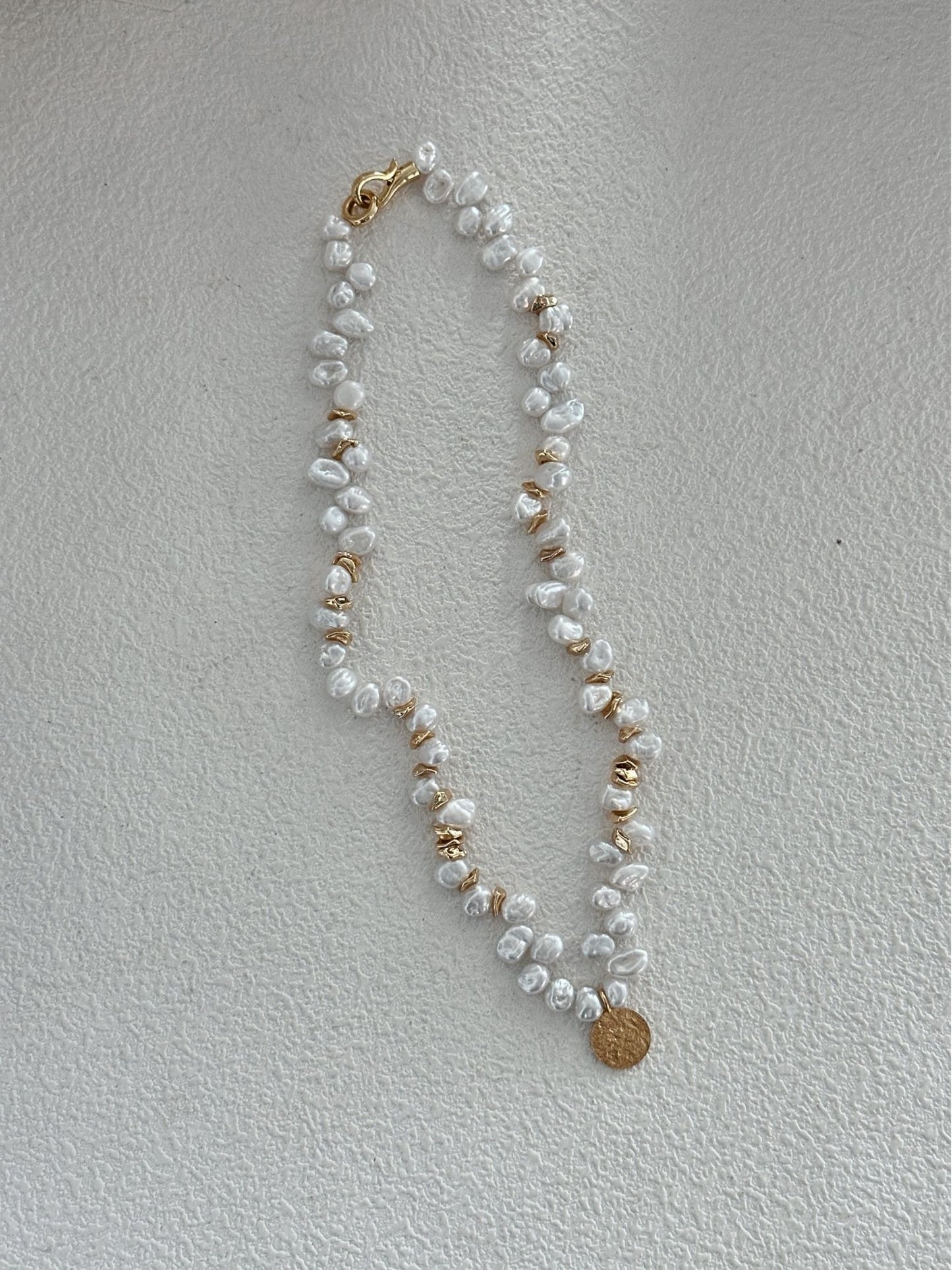 18K Gold Handmade Keshi Pearl & Gold Medallion Necklace｜Vintage Glow