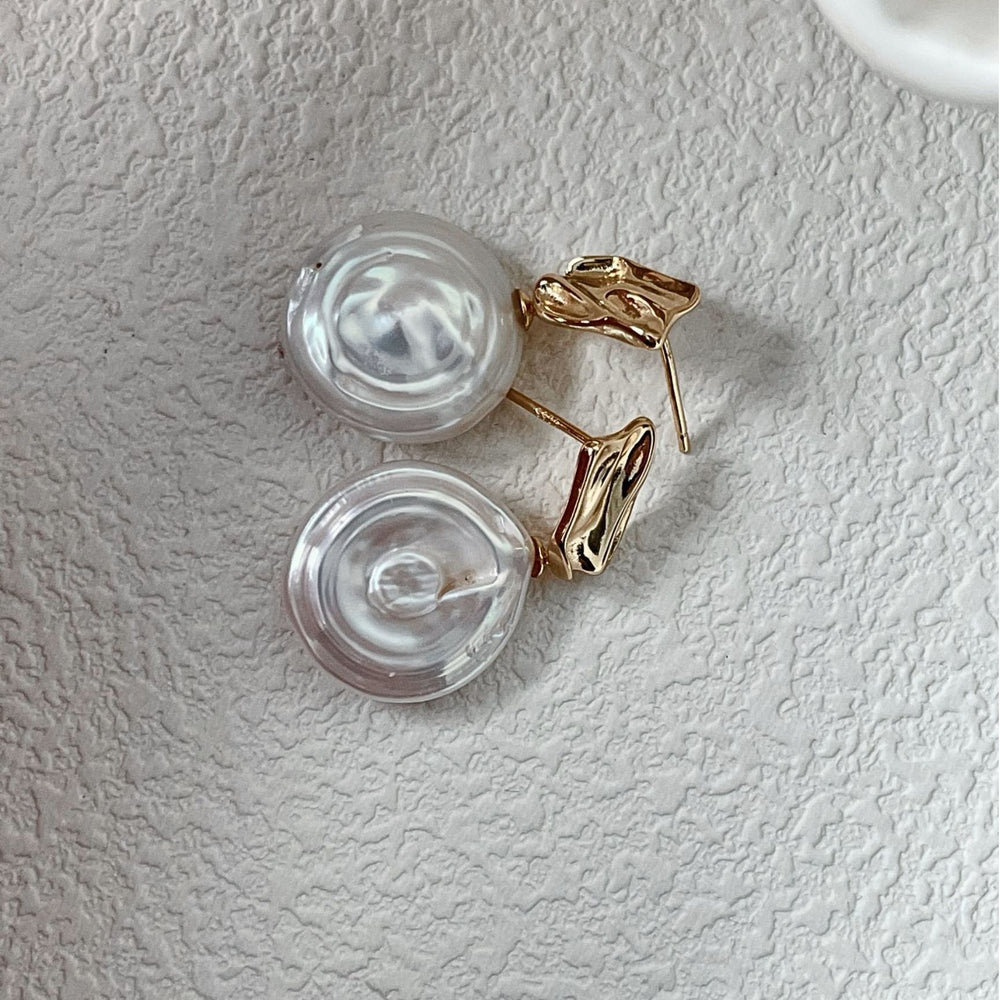 
                      
                        Load and play video in Gallery viewer, 18K Gold Modern Baroque Earrings｜Elegant Pearl Design
                      
                    