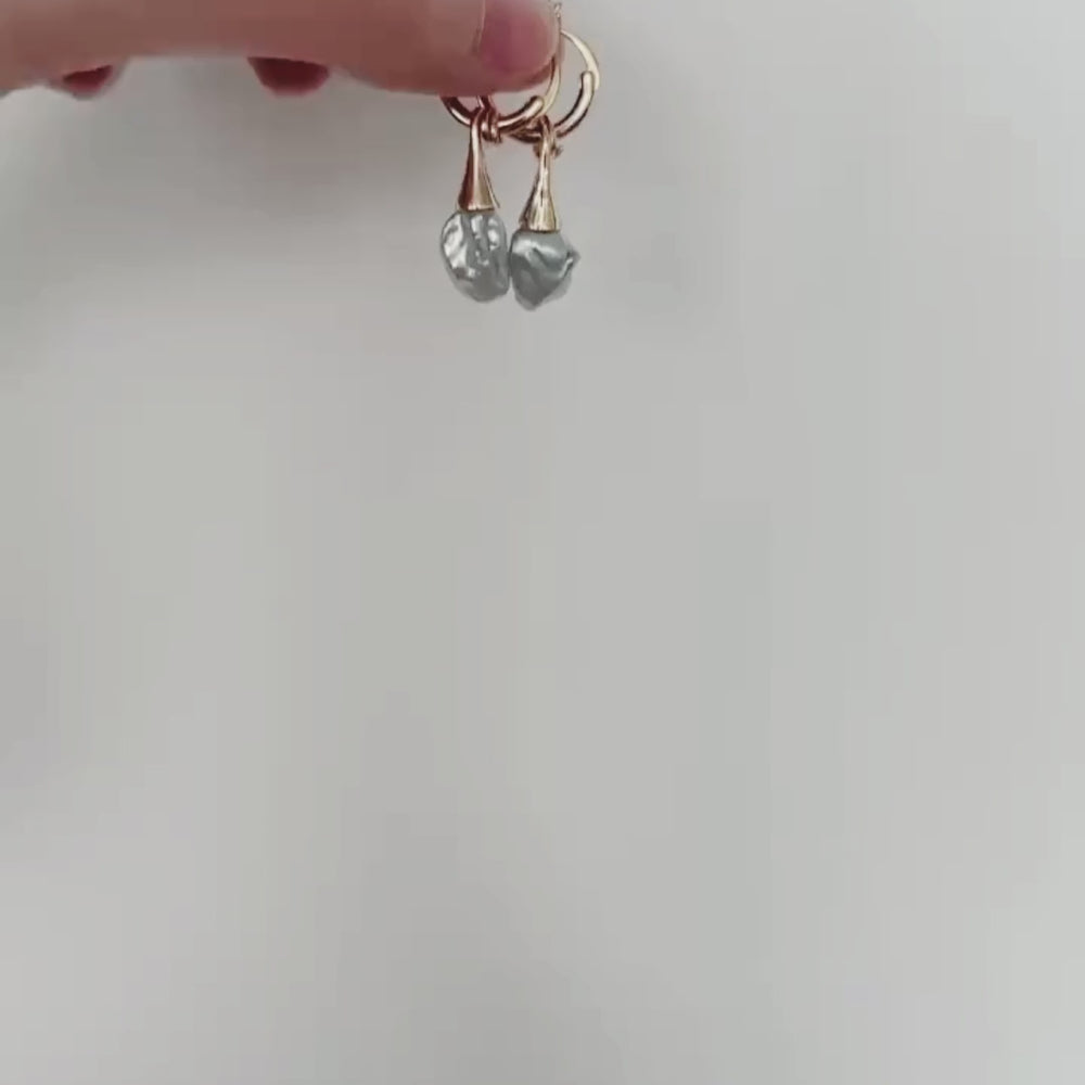 
                      
                        Load and play video in Gallery viewer, 18K Gold Handcrafted Baroque Pearl Drop Earrings｜Libra Series
                      
                    