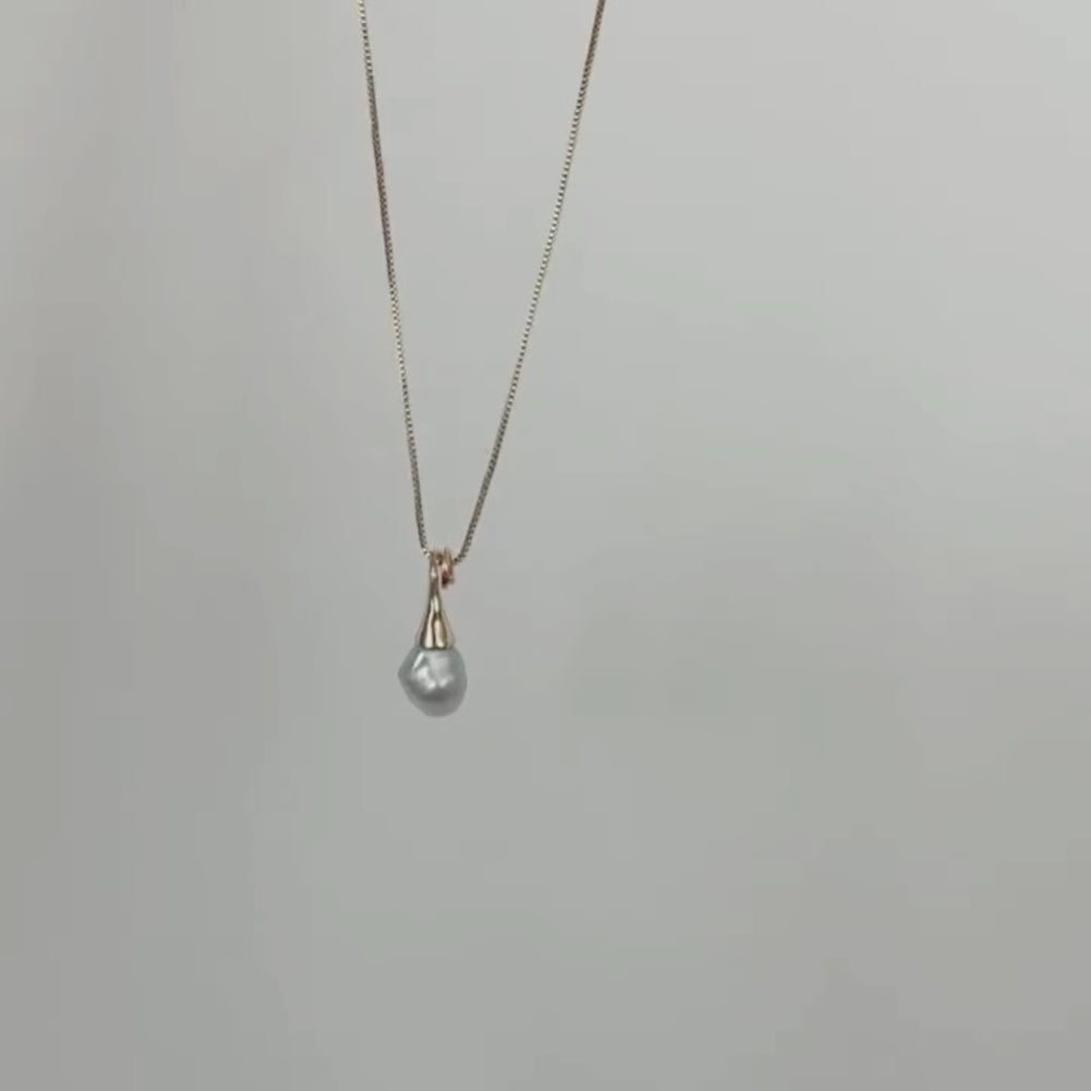 
                      
                        Load and play video in Gallery viewer, 18K Gold Handcrafted Baroque Pearl Pendant Necklace｜Libra Series
                      
                    