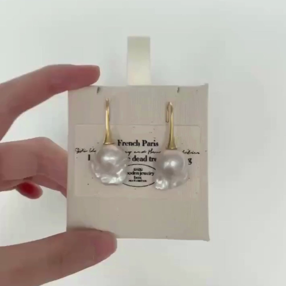 
                      
                        Load and play video in Gallery viewer, 18K Gold Baroque Pearl Drop Earrings｜Elevated Elegance
                      
                    