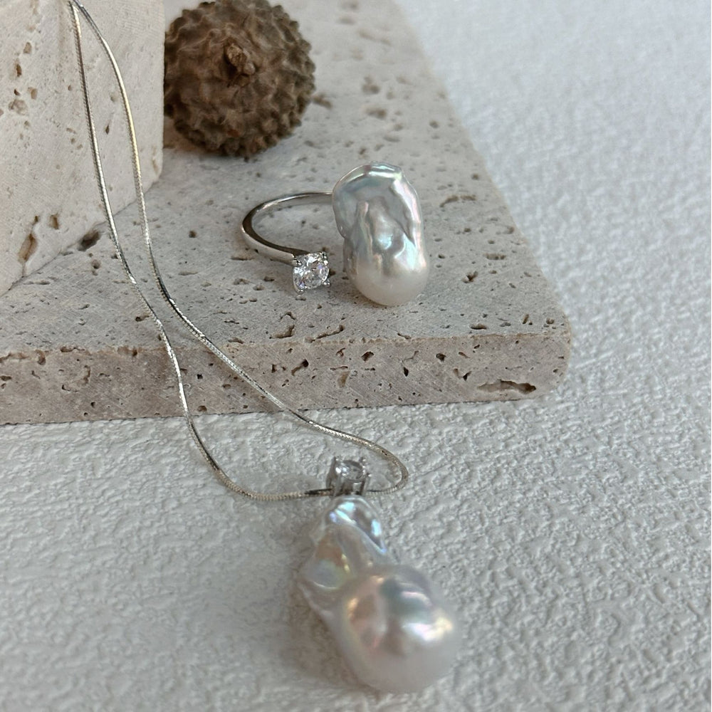 
                      
                        Unique baroque pearl necklace crafted with elegant irregular pearls for a distinctive style
                      
                    