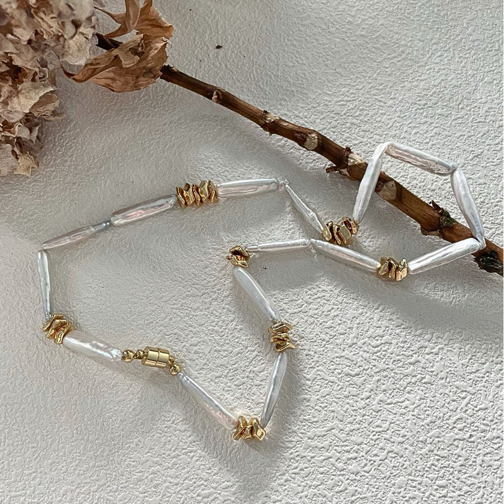 
                      
                        Unique pearl necklace design featuring irregular pearls and gold accents for a chic look
                      
                    
