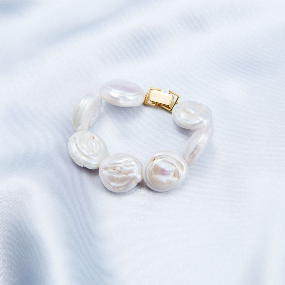 
                      
                        Vintage style pearl bracelet featuring unique baroque pearls and a gold clasp
                      
                    