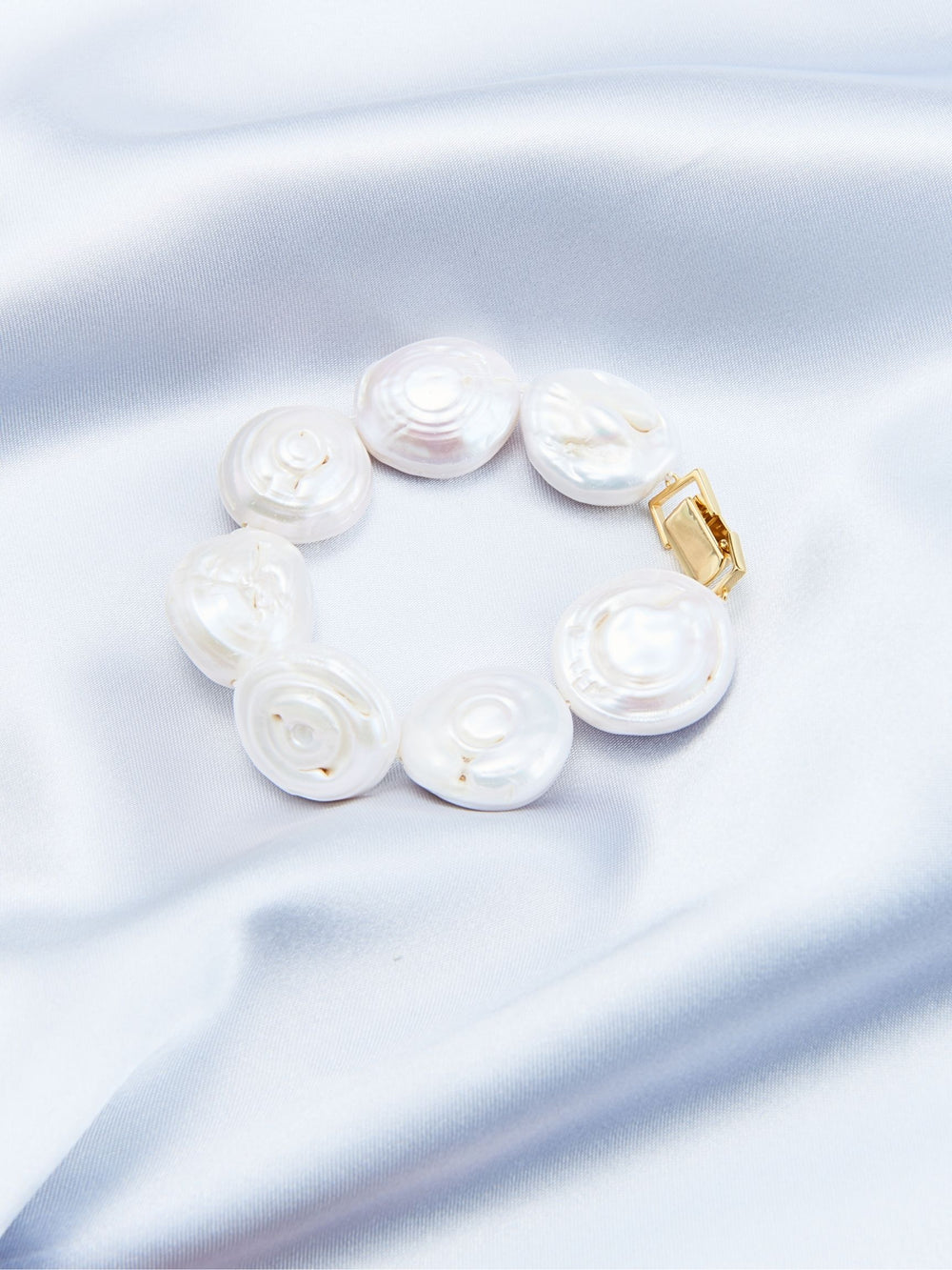 Elegant vintage style pearl bracelet with unique round pearls and gold clasp