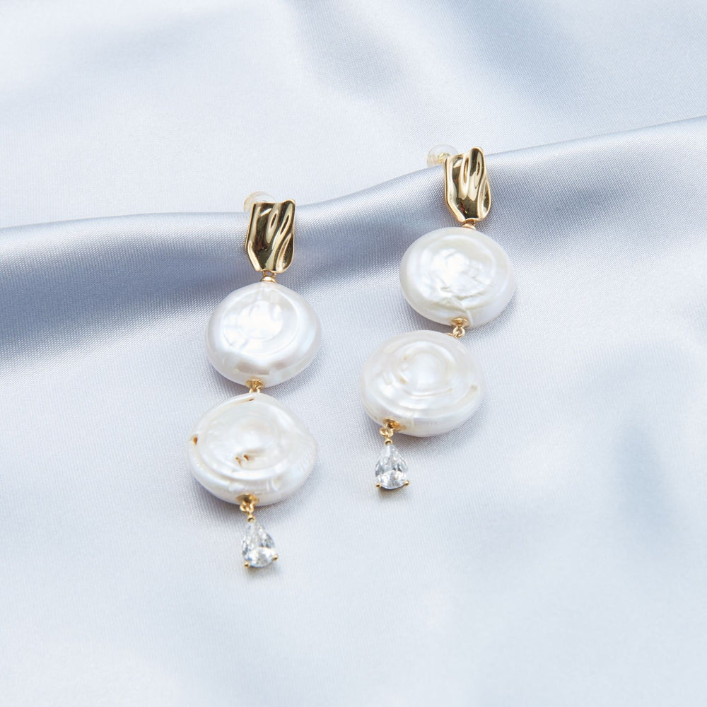 Elegant wedding jewelry pearl earrings with gold accents and shimmering crystals for a timeless look