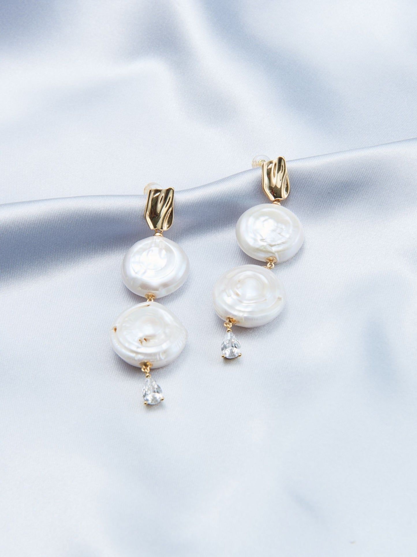 Elegant wedding jewelry pearl earrings with gold accents and shimmering crystals for a timeless look